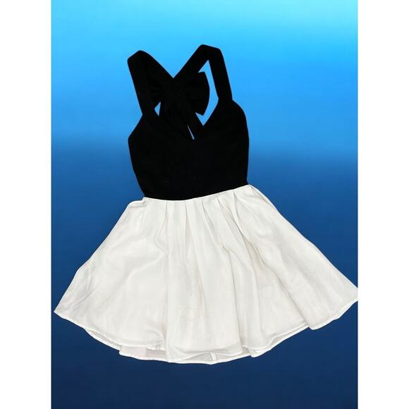 En Creme Fit & Flare Skater Mini Dress w Bow Cutout Size Medium Black & White - Picture 4 of 4
